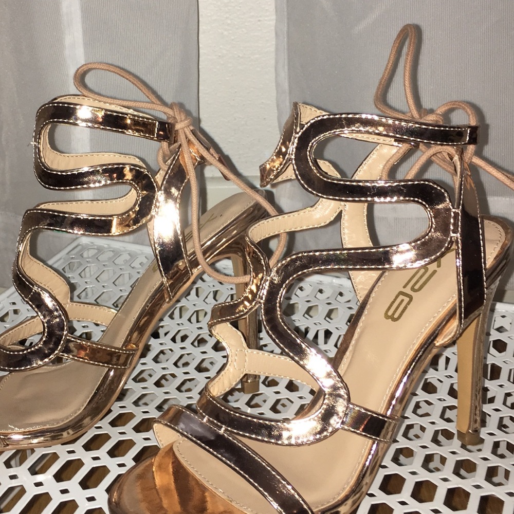 Stunning rose gold heels / pumps 🌹